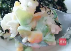 Illustration of how to make seaweed salad rice balls 9
