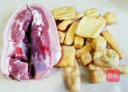 油豆腐烧五花肉的做法图解1