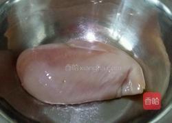 奶油蘑菇烤鸡奶酪披萨的做法图解1