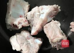 胡萝卜玉米猪骨汤的做法图解2