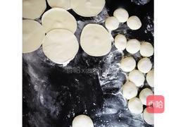 香葱猪肉锅贴~的做法图解3