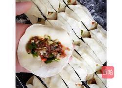 香葱猪肉锅贴～的做法图解4