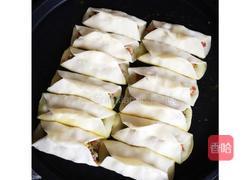 香葱猪肉锅贴~的做法图解5