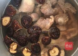 香菇墨鱼干鸭肉汤的做法图解3