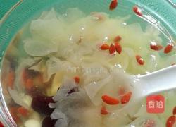 银耳莲子汤的做法图解1