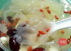 银耳莲子汤的做法图解2