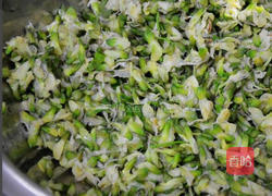 槐花鸡蛋饼的做法图解2