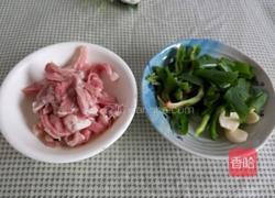 辣椒炒肉的做法图解1