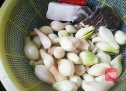 葱头炒腊肉的做法图解1