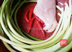 鸡肉炒蒜苔的做法图解1