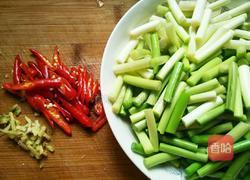 鸡肉炒蒜苔的做法图解3