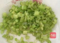 西芹拌木耳的做法图解2