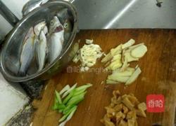 酱油水杂鱼的做法图解1