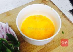 鸡蛋火腿炒洋葱的做法图解2