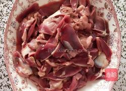 芹菜炒鸡胗的做法图解1