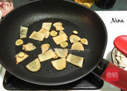 黑啤鸡腿烩饭的做法图解1