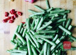豇豆炒肉片的做法图解1