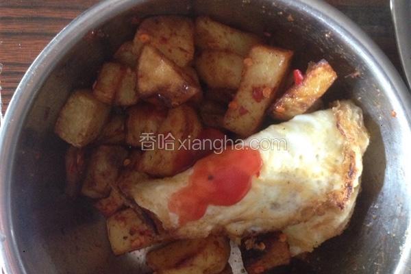 油炸土豆块+煎鸡蛋