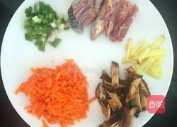 香菇滑鸡粥的做法图解1
