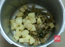 梅菜干焖土豆的做法图解3