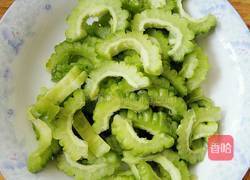 清炒苦瓜的做法图解1