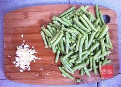 蒜香虹豆角的做法图解1