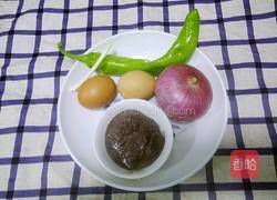 虾酱炒鸡蛋的做法图解1