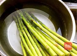 凉拌芦笋的做法图解1