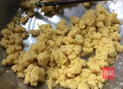 Illustration of how to make wolfberry cornmeal cake 2