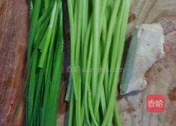 牛奶芹菜鸡蛋饼的做法图解1