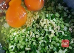 牛奶芹菜鸡蛋饼的做法图解2
