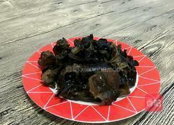 洋葱木耳炒土鸡蛋的做法图解2