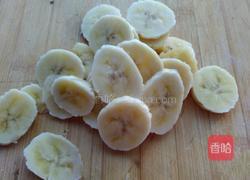 牛奶香蕉蛋饼的做法图解2