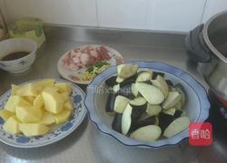 土豆炖茄子的做法图解1