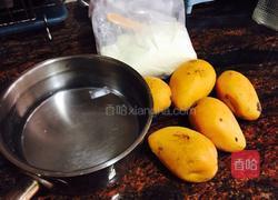 芒果牛奶汁的做法图解1