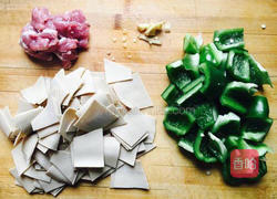 青椒豆皮肉片的做法图解1