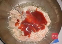 蕃茄三文鱼大骨配寿司大根的做法图解1