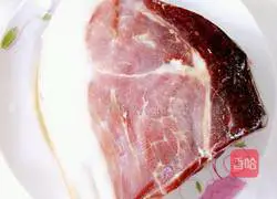 Illustration of how to stir-fry Xuanwei ham with green pepper and fungus 1