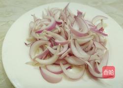 洋葱拌木耳的做法图解1