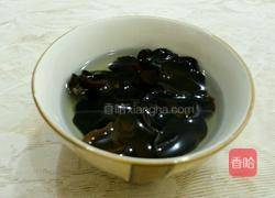 洋葱拌木耳的做法图解3