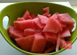 鲜榨西瓜汁的做法图解2