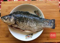 鲫鱼炖豆腐的做法图解1