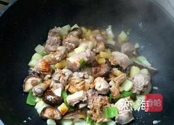 三宝焖鸭（土豆香菇青椒焖鸭）的做法图解8