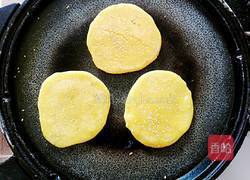 玉米面饼的做法图解9