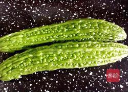 糖醋拌苦瓜的做法图解1