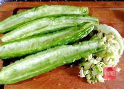 糖醋拌苦瓜的做法图解3