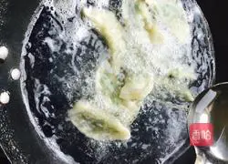 Illustration of making dumplings stuffed with pork and chives 10