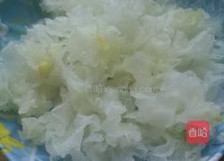 阿胶银耳莲子羹的做法图解2