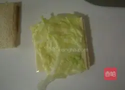 Illustration of how to make egg and meat floss sandwich 4