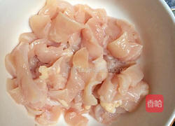 青椒炒鸡肉的做法图解1